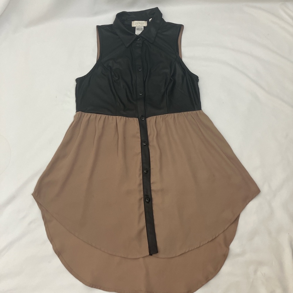 Soulmates Black and Brown Sleeveless Button-Front Blouse